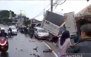 5 Kendaraan Tabrakan Beruntun di Jalur Puncak Bogor - JPNN.com