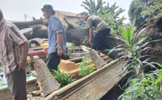 Puluhan Makam di Kawah Tengkurep Palembang Tertimpa Pohon, Batu Nisan Sampai Terangkat - JPNN.com