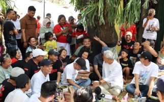 Keseruan Ganjar Pranowo Makan Lesehan Bareng Warga Yogyakarta - JPNN.com
