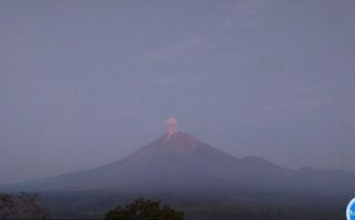 Gunung Semeru Erupsi Lagi, Tinggi Letusan 900 Meter - JPNN.com