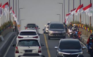 Polisi Melarang Kendaraan Roda 2 dari Selatan Melintasi Jembatan Mayangkara Surabaya - JPNN.com