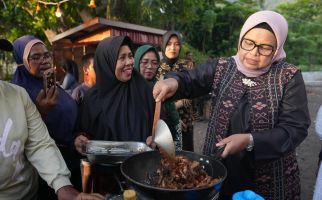 Masak di Pinggir Pantai Kastela, Istri Anies Ajak Ibu-Ibu Lestarikan Tradisi Kuliner - JPNN.com