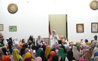 Fery Farhati & Mutiara Baswedan Hadiri Majelis Taklim Abuya Abu Bakar di Ternate - JPNN.com