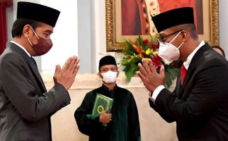 Pesan dalam Lagu dari Eks Gubernur Lemhanas: Salam 3 Jari, Jangan Pilih Anak Jokowi - JPNN.com