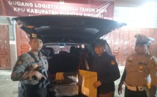 Dikawal Ketat Polisi, Kekurangan Surat Suara Pemilu 2024 Tiba di Gudang KPU Kuansing - JPNN.com