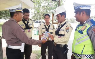 Patroli Dialogis di PHR Rumbai, Ditlantas Polda Riau Ajak Masyarakat Cegah Penyebaran Hoaks - JPNN.com