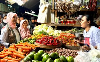 Blusukan ke Pasar di Jombang, Atikoh Dapat Informasi Naiknya Harga Holtikultura - JPNN.com