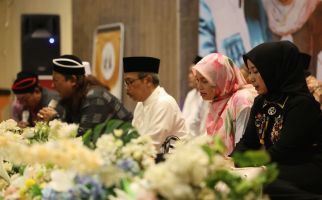 Hadiri Haul di Denanyar, Atikoh Menyekar Makam Kiai Abdul Aziz Masyhuri - JPNN.com