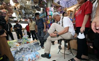 Mampir ke Pasar Kapuas Indah Pontianak, Ganjar Beli Sepatu Seharga Rp 65 Ribu - JPNN.com