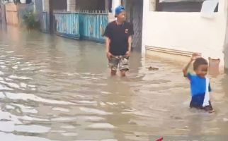 Diguyur Hujan, Kali Cipinang Meluap, Puluhan Rumah di Kelurahan Makasar Banjir - JPNN.com