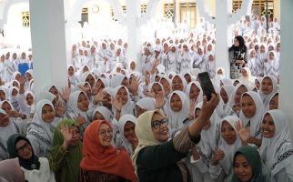 Fery Farhati & Rustini Silaturahmi ke Sejumlah Ponpes di Sampang, Ada Pesan untuk Santri - JPNN.com