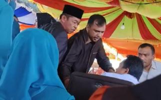 Aksi Bupati Rohil dan Wakilnya Nyaris Adu Jotos Jadi Tontonan Warga, Alamak! - JPNN.com