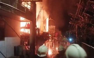 Kontrakan 10 Pintu di Kembangan Terbakar, Kerugian Ratusan Juta Rupiah - JPNN.com