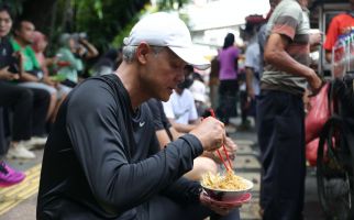 Seusai Berolahraga di CFD Jakarta, Ganjar & Atikoh Makan Mi Ayam Kaki Lima - JPNN.com
