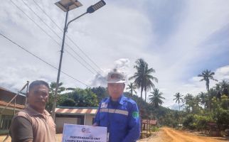 Riota Jaya Lestari Beri Bantuan 10 Lampu PJU Tenaga Surya di Dusun Lanipa-Nipa Lasusua - JPNN.com