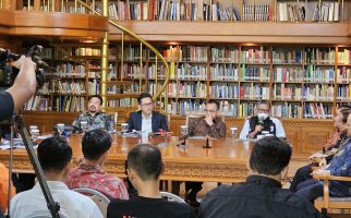 Di Kediaman Habibie, Hasto Ceritakan Tentang Prabowo dan Tentara Liar yang Merajalela - JPNN.com
