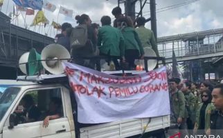 Tuntut Pemakzulan Jokowi, Ratusan Mahasiswa Bergerak dari Tugu Reformasi ke Harmoni - JPNN.com