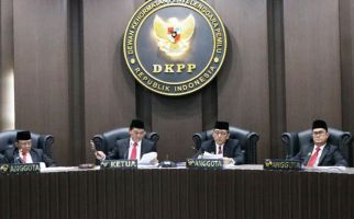 Minta Pecat Anggota KPU, Kuasa Hukum Irman Gusman Kirim Kesimpulan Tambahan ke DKPP - JPNN.com