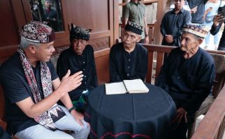 Kunjungi Komunitas Osing, Ganjar Disuguhi Pembacaan Lontar Kisah Nabi Yusuf - JPNN.com