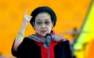 Orasi Hajatan Rakyat di Banyuwangi, Megawati Singgung Pengguna Fasilitas Negara untuk Pilpres - JPNN.com