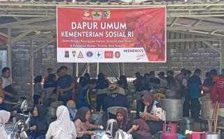 BPBD Terus Evakuasi Korban Banjir Demak, Tutup Tanggul Jebol dengan Sandbag - JPNN.com