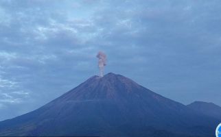 Gunung Semeru Kembali Erupsi Setinggi 900 Meter - JPNN.com