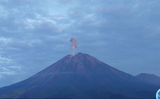 Petugas Pos Pengamatan: Gunung Semeru Erupsi Hari Ini - JPNN.com