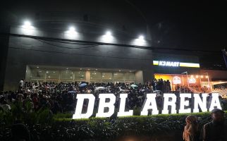 Anies Bacakan Puluhan Meme Unik dan Sarkas saat Acara di DBL Arena Surabaya - JPNN.com