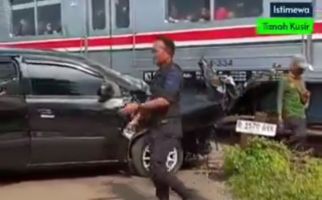 KRL Tabrak Mobil Sedan di Perlintasan Tanah Kusir, KCI Pastikan Tak Ada Gangguan - JPNN.com