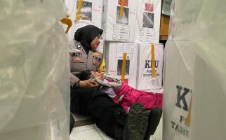 Demi Kelancaran Pemilu di Riau, Polwan Jaga Kotak Suara Sambil Mengasuh Anak - JPNN.com