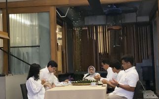 Ritual Anies Sebelum Pencoblosan, Salat Subuh Berjemaah hingga Minta Doa Sang Ibu - JPNN.com