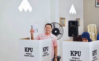 Ketua MPR Bamsoet Berkemeja Pink Saat Mencoblos di TPS 12 Purbalingga, Begini Harapannya - JPNN.com