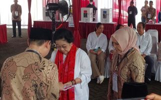 Megawati Mencoblos di TPS 053 Kebagusan, Lihat Siapa yang Mendampingi - JPNN.com
