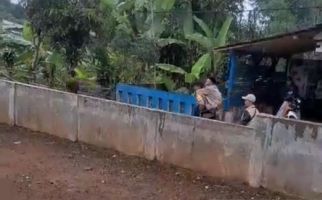Polisi di Sukabumi Gendong Lansia Sejauh 500 Meter Untuk Mencoblos Pemilu - JPNN.com