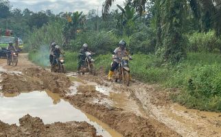 Kapolres Rohul Tempuh 15 Jam Lewati Jalan Rusak Demi Amankan Logistik Pemilu - JPNN.com