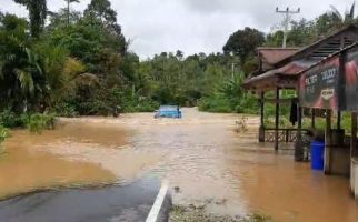 Banjir Merendam Jalan Nasional Perbatasan RI-Malaysia di Kapuas Hulu - JPNN.com