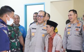 Semringah Warga saat Terima Kunci Setelah Rumahnya Direnovasi TNI-Polri - JPNN.com