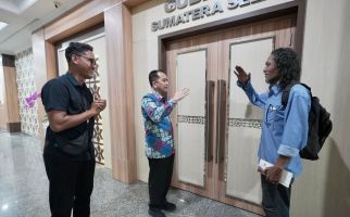 Pj Gubernur Sumsel Salurkan Bantuan Penyandang Tuna Rungu - JPNN.com