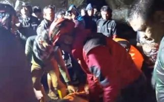 Wisawatan Tenggelam di Curug Cimedang Tasikmalaya Ditemukan Sudah Meninggal Dunia - JPNN.com