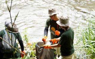 Gandeng Komunitas Lingkungan, ASDP Bersihkan Sampah di Sungai Ciliwung - JPNN.com