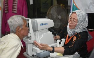 BSI Maslahat, MTT, dan Telkomsel Salurkan Kacamata Gratis' untuk Guru Ngaji - JPNN.com