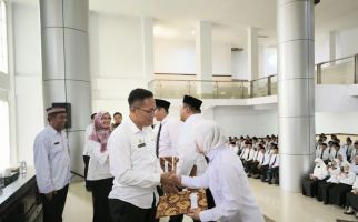 Ratusan Hononer di Lombok Timur Terima SK PPPK, Begini Pesan Juaini Taofik - JPNN.com