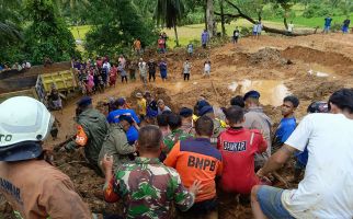Padang Pariaman Dilanda Banjir dan Tanah Longsor, 3 Orang Meninggal Dunia - JPNN.com