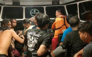 36 Orang Penumpang Kapal Karam Diselamatkan Tim SAR dan Nelayan - JPNN.com