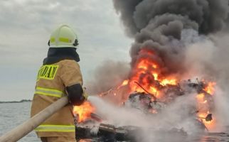 1 Kapal Pesiar Terbakar di Perairan Kepulauan Seribu - JPNN.com