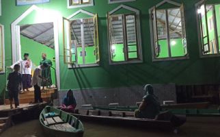 Gegara Banjir Warga Gunakan Perahu ke Surau Untuk Salat Tarawih - JPNN.com
