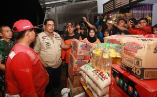 Pj Gubernur Jateng Tinjau Banjir Pekalongan, Serahkan Bantuan Rp 160 Juta - JPNN.com