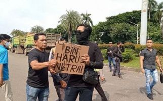 Demo soal Kepala BIN Budi Gunawan Dibubarkan Pria Tak Dikenal - JPNN.com