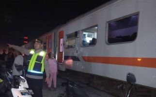 Kereta Api Putri Deli Tabrak Truk yang Terobos Palang Perlintasan - JPNN.com