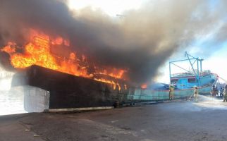 2 Kapal Laut Terbakar di Pelabuhan Muara Baru - JPNN.com